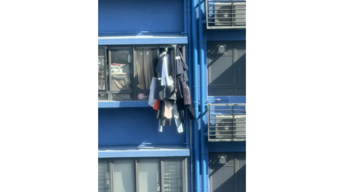 有街坊發現窗上掛滿衣服。(FB「長沙灣街坊」)