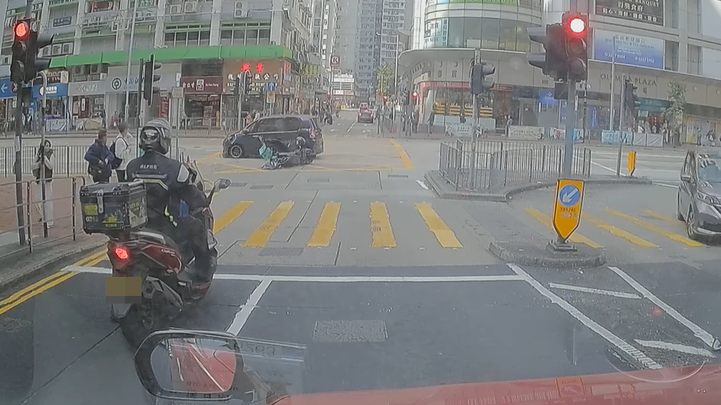 車Cam直擊｜北角電單車衝紅燈遭車撞 非華裔男司機送院治理