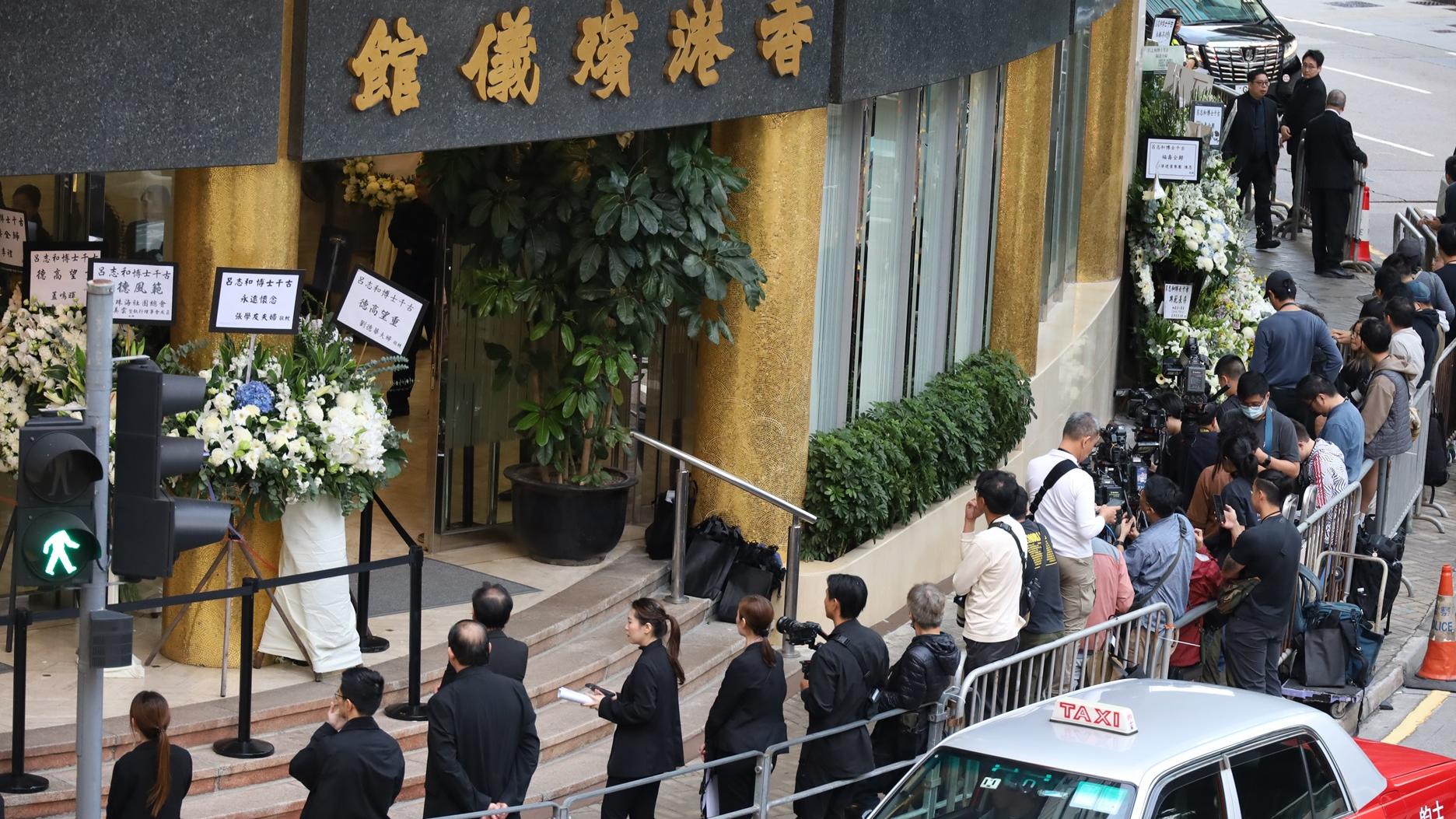 呂志和離世｜政商名人到靈堂送別 10人扶靈 包括4名港澳前特首