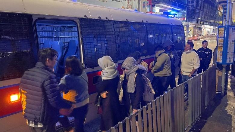 打擊中區無牌酒吧拘捕負責人及酒客共50人，檢獲129支酒。(警方圖片)