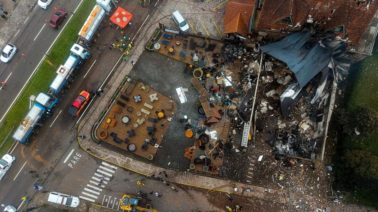 巴西小型飛機墜毀，全機一家10口罹難，地面17人受傷。(X)