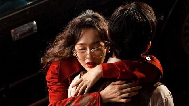 《繁花》是王家衛同時寫給上海跟香港的一封情書，透過影像故事反映出兩地人在同一時代不同空間的互相牽扯。