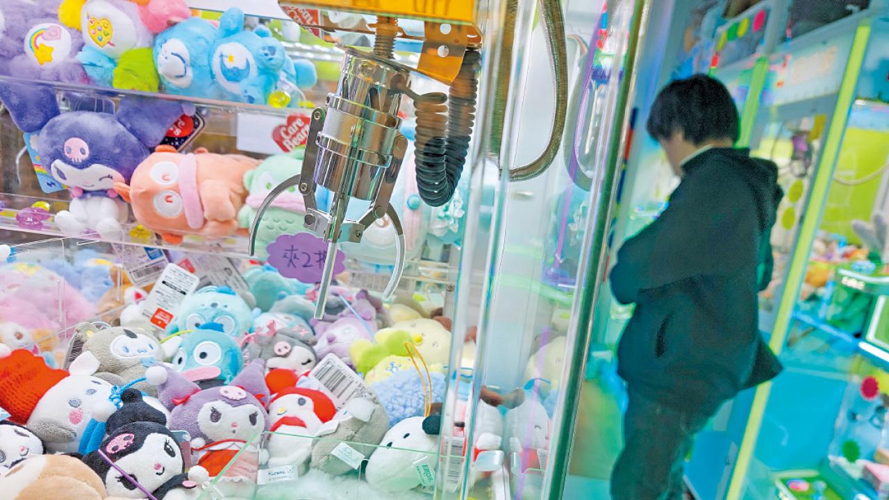 花500元以為夾「中獎」只獲鎖匙扣 接夾公仔投訴年增1倍 消委會促檢視規管 議員籲業界自律 否則須發牌管制