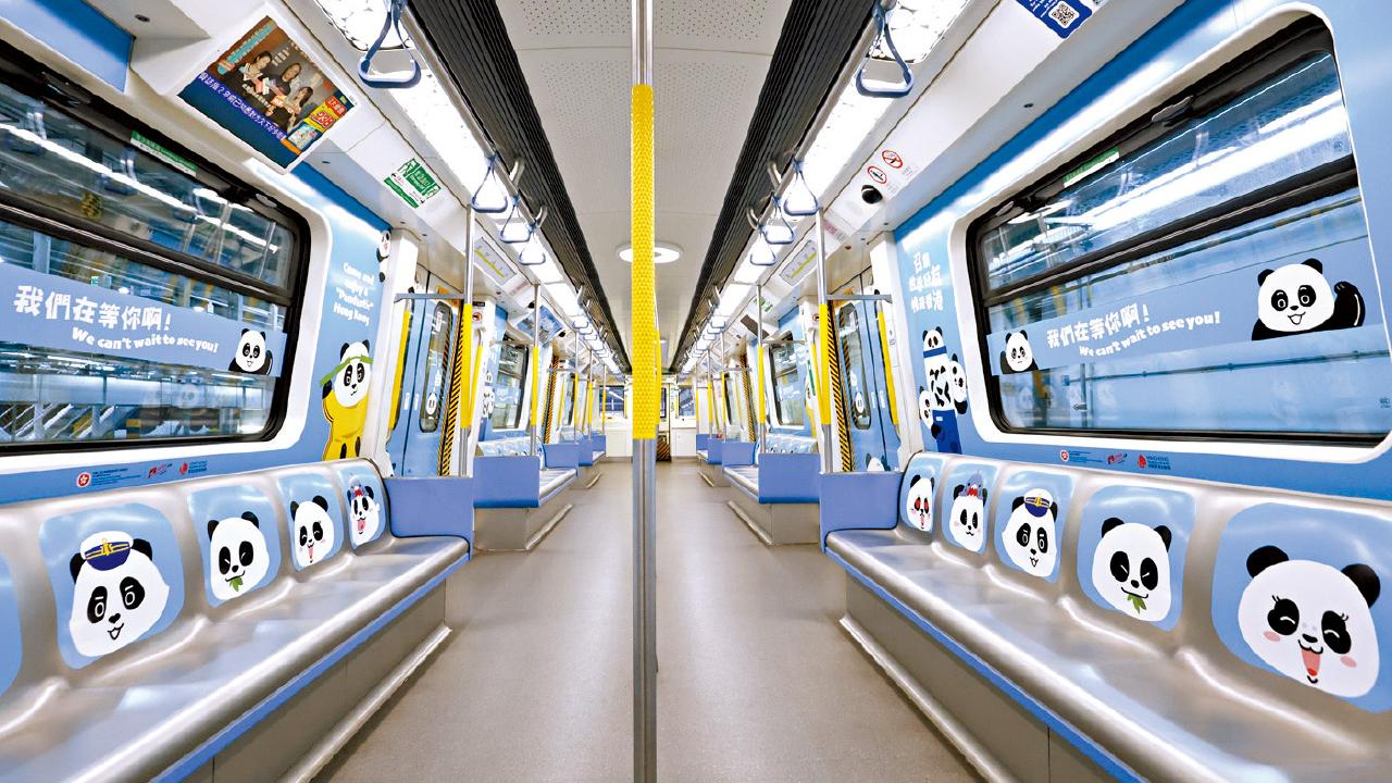 大熊貓主題列車行走南港島及機場快綫 港鐵：吸引旅客欣賞大熊貓