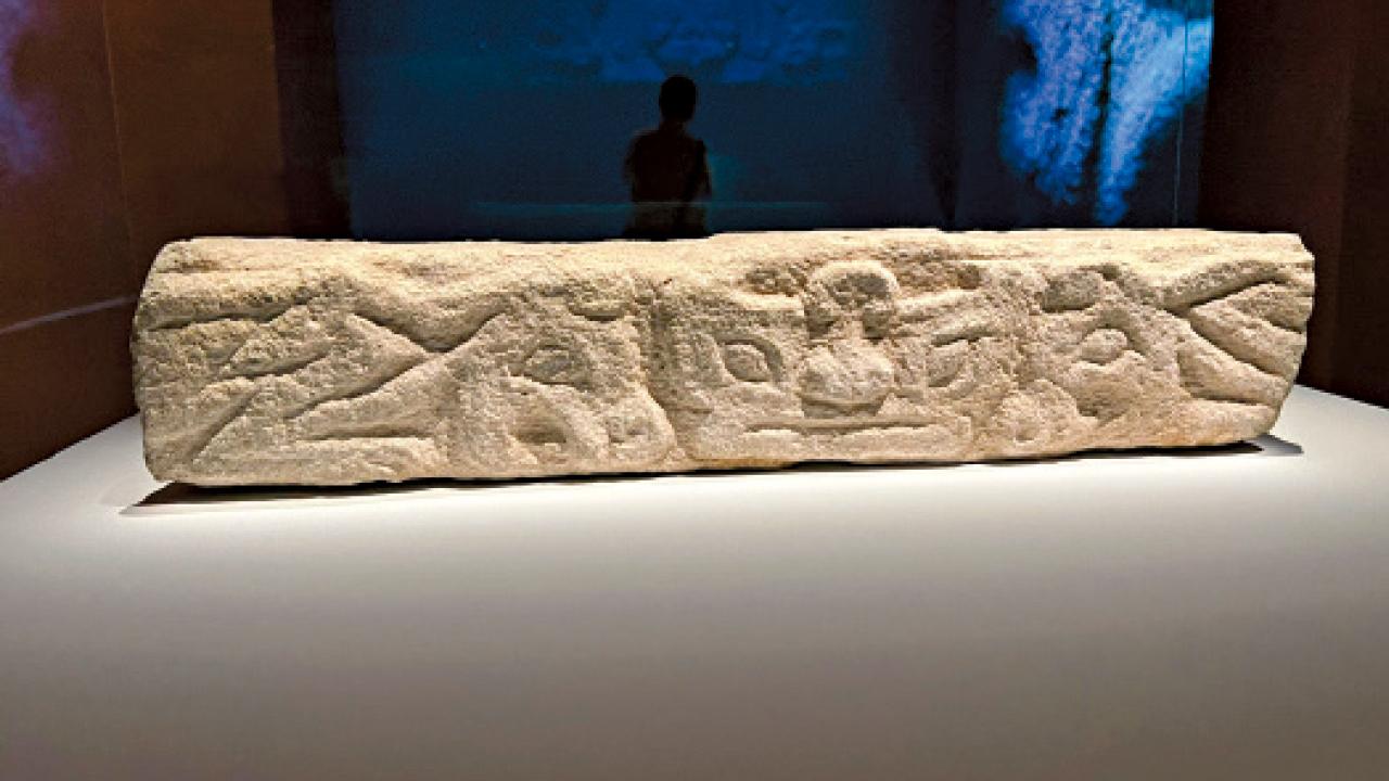 神人對虎紋石雕