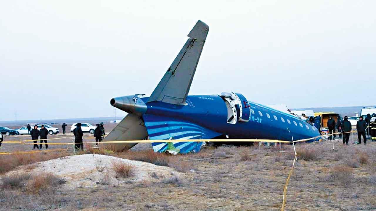 阿塞拜疆客機疑遭俄軍擊落 38人罹難 機身現可疑孔洞