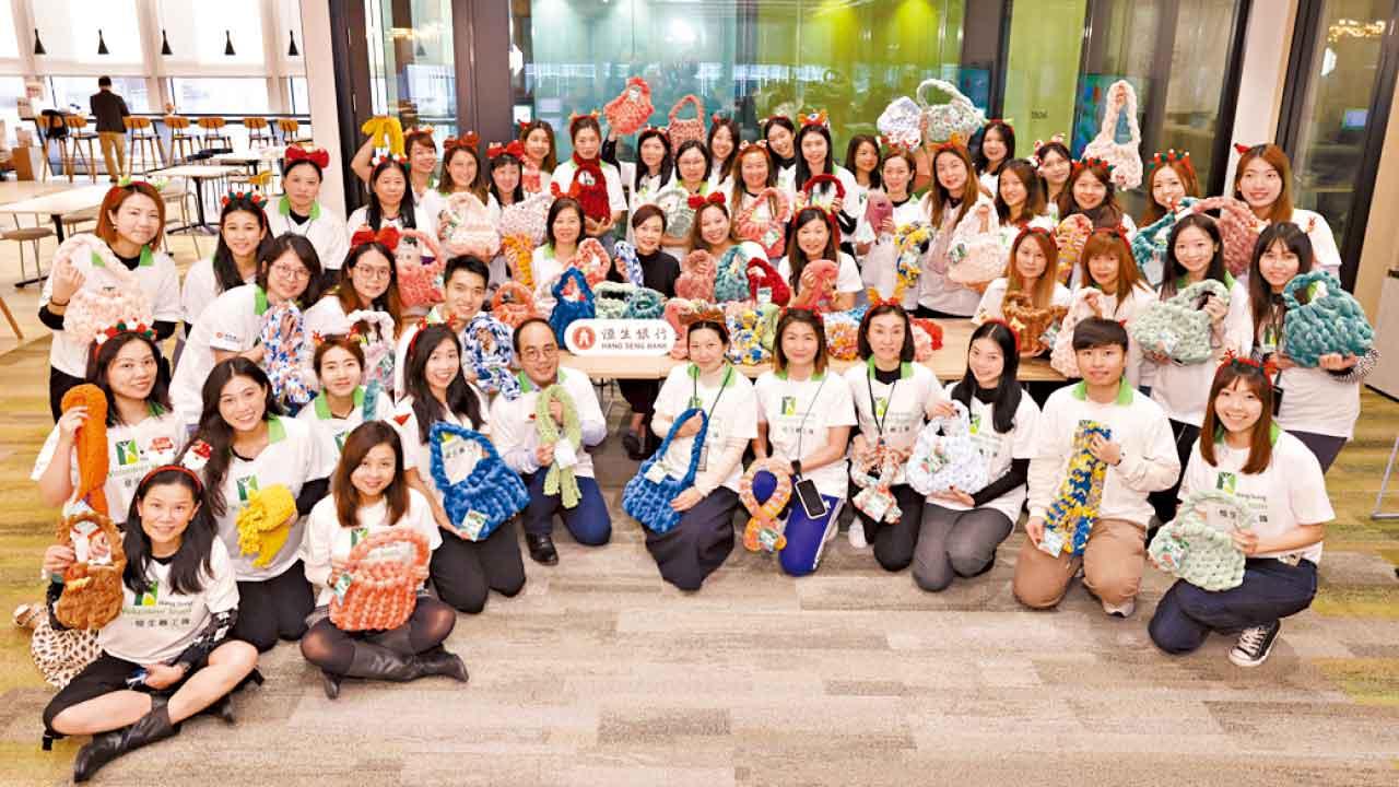 恒生一姐帶領義工隊送暖到社區 手織愛心圍巾手袋 贈長者