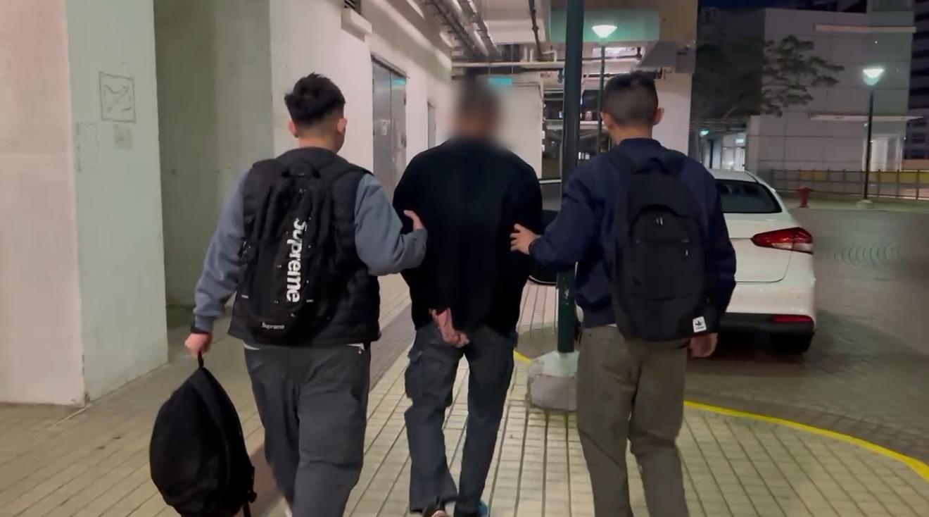 葵涌店舖遭撬門爆竊失兩萬元　警同日拘五旬賊 (警方圖片)