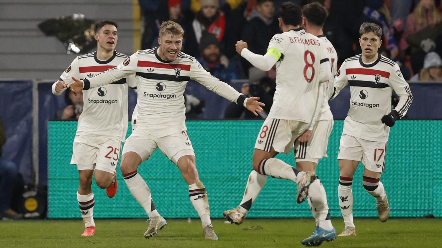 海倫梅開二度為曼聯作客反勝。(路透社)