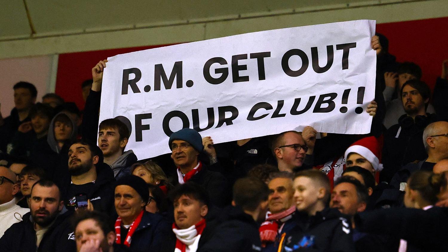 修咸頓球迷早前拉起橫額要求領隊羅素馬田離隊。(路透社)