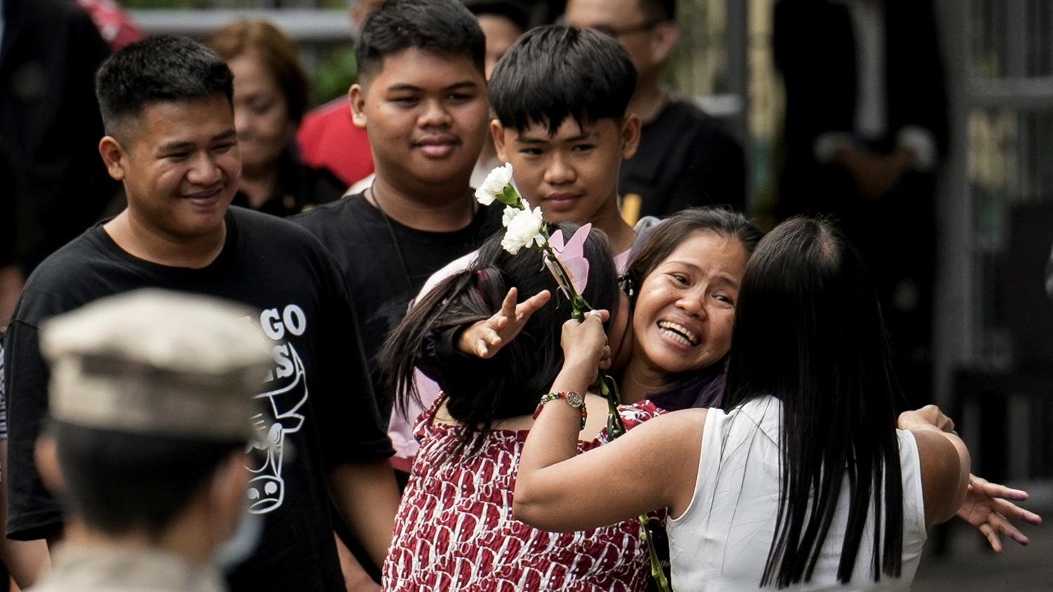 菲律賓女子獲印尼批准回國後與家人擁抱。(路透社)