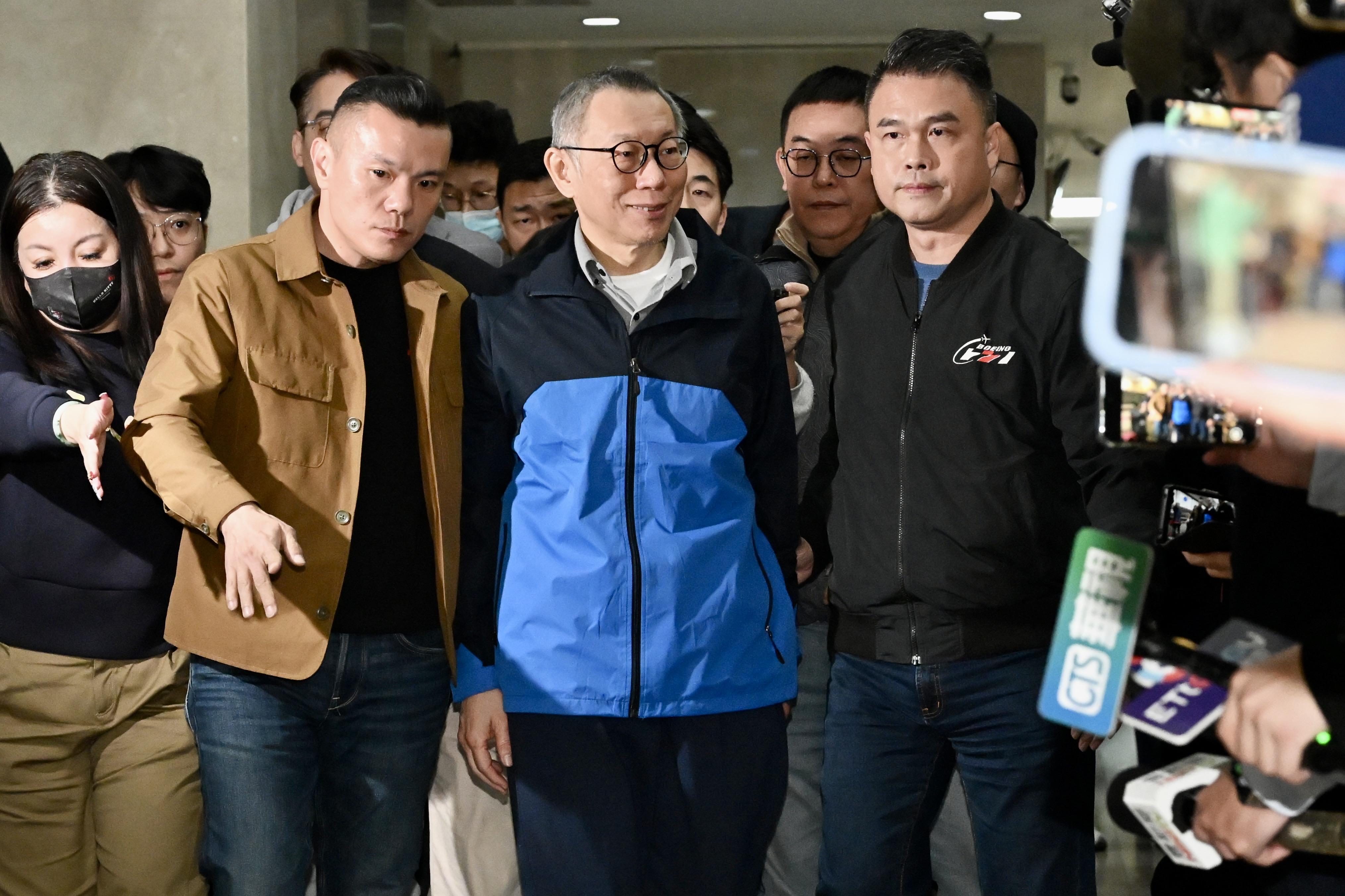 柯文哲走出台北地方法院，返回住家。（中通社）