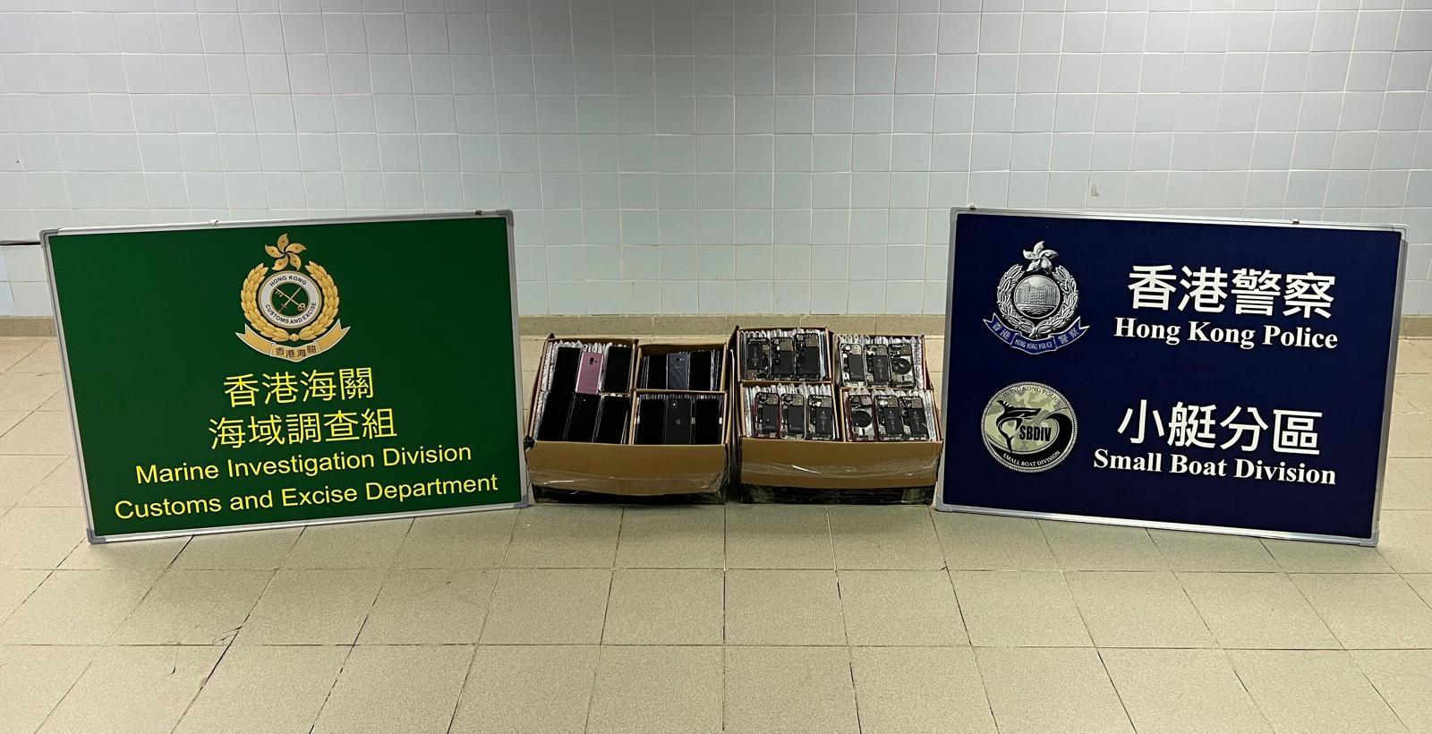 水警聯同海關流浮山反走私　檢快艇手機及零件總值27萬元(警方圖片)