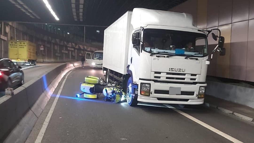西區士美菲路警察電單車與貨車相撞 交警受傷送院