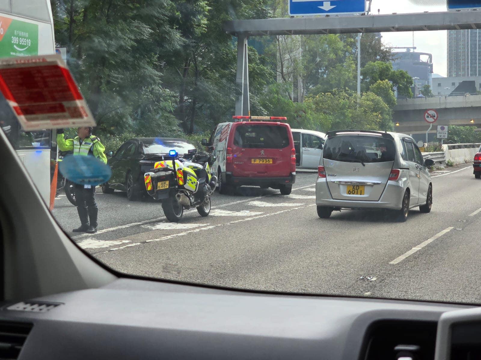 連翔道消防七人車撞欄 司機送院治理 (馬路的事Facebook圖片)