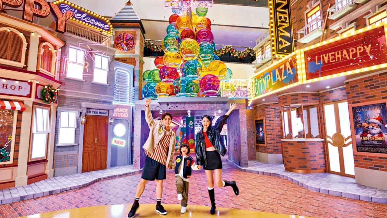 好動細胞全爆發！投入「Streets of Christmas Joy」 8 米高炫彩波波聖誕樹 玩轉塗鴉藝術文化