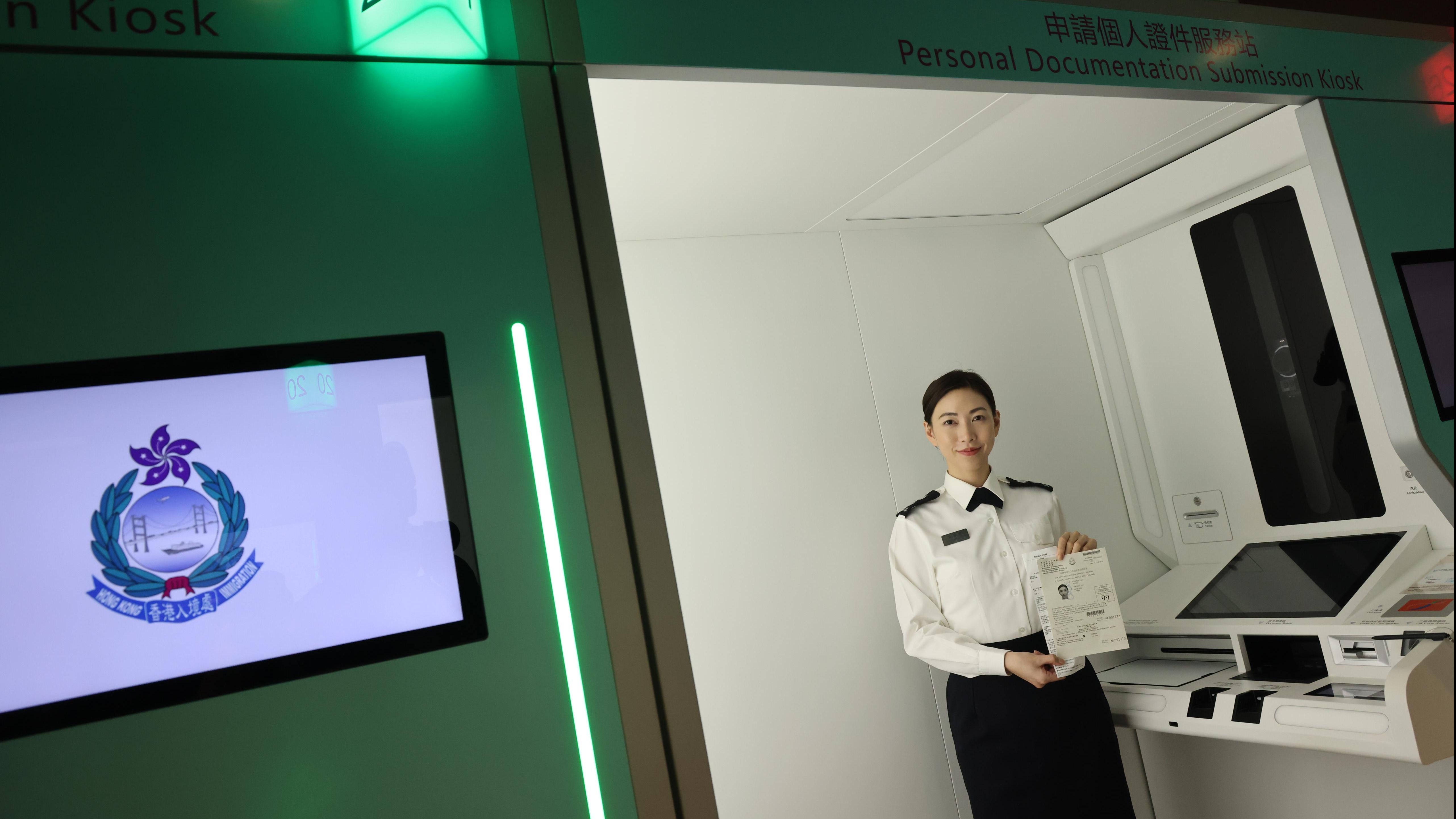 市民明起可在「申請個人證件服務站」辦理換證。