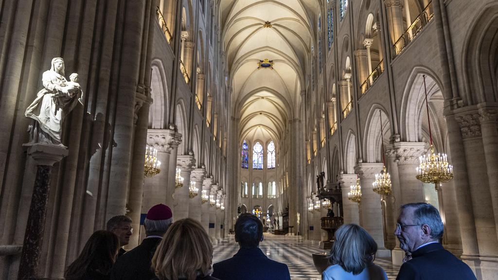 法國總統馬克龍(中)上月底率先參觀修復完成的巴黎聖母院。(資料圖片)
