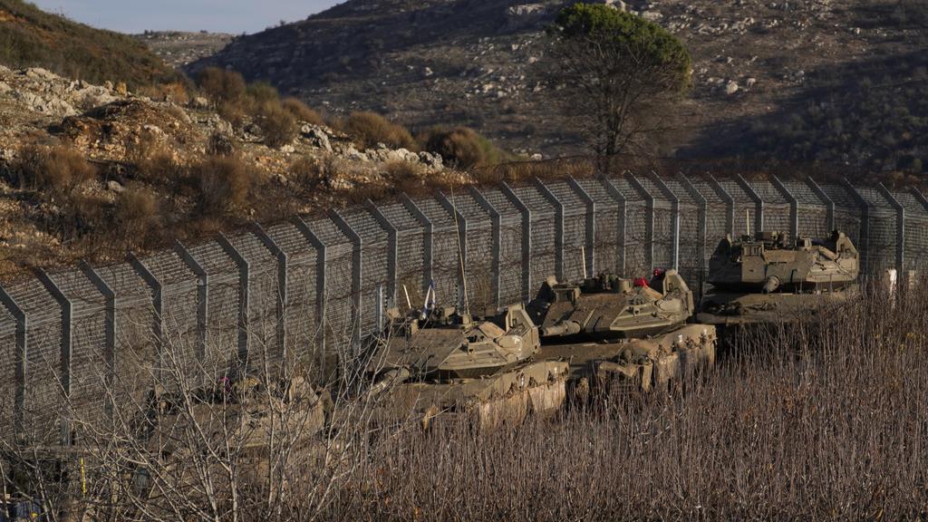 以色列周日調動裝甲車等到接壤敘利亞的戈蘭高地以方控制區，加強部署。(美聯社)