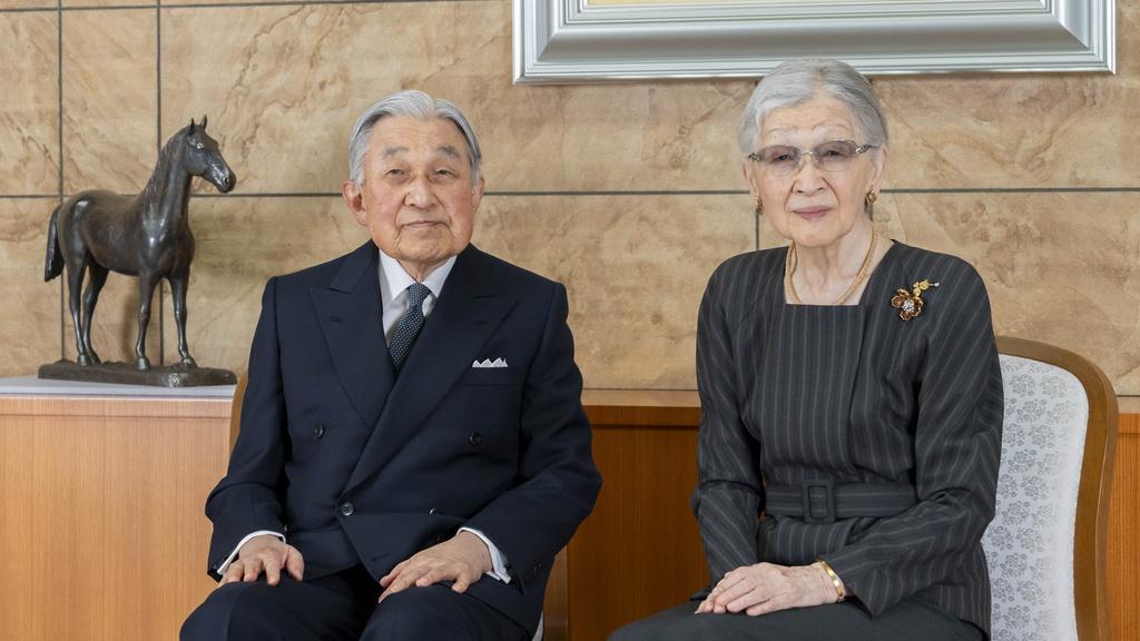 日本上皇明仁周一渡過91歲生日，宮內廳發布他與上皇后美智子的合照。(美聯社)