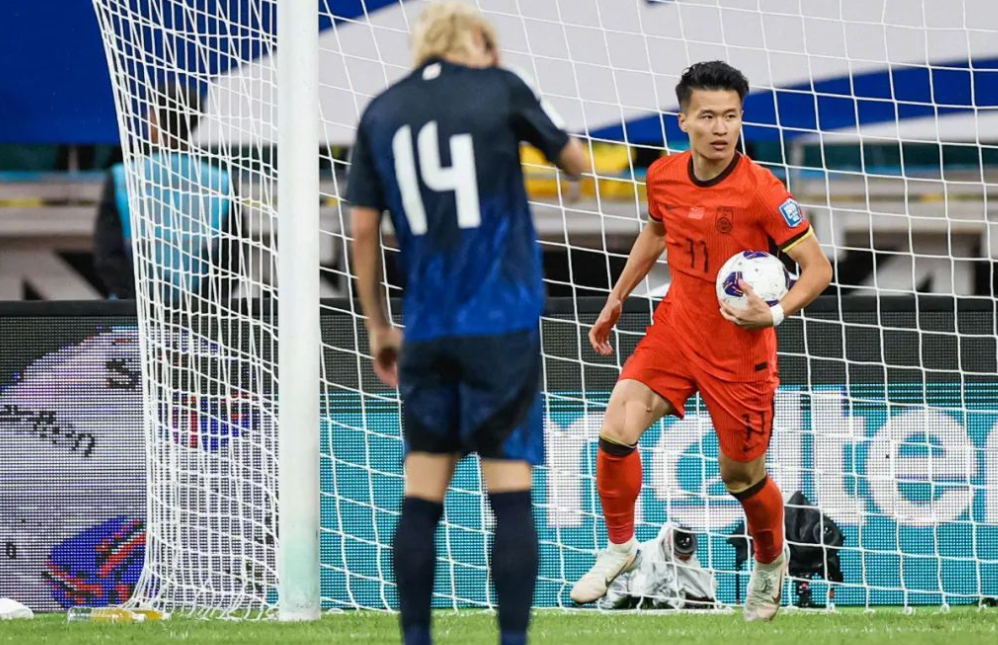  國足18強賽主場對日本時，林良銘攻入一球。（新華社）
