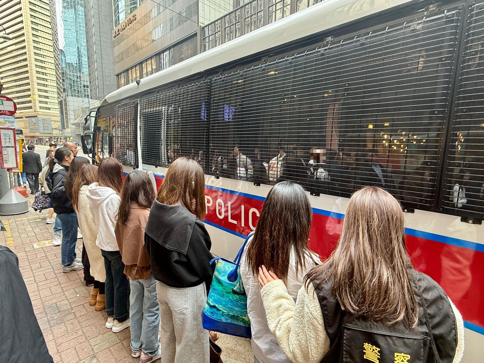 警德輔道中搗賣淫場所拘7女 檢避孕套按摩油等 (警方圖片)