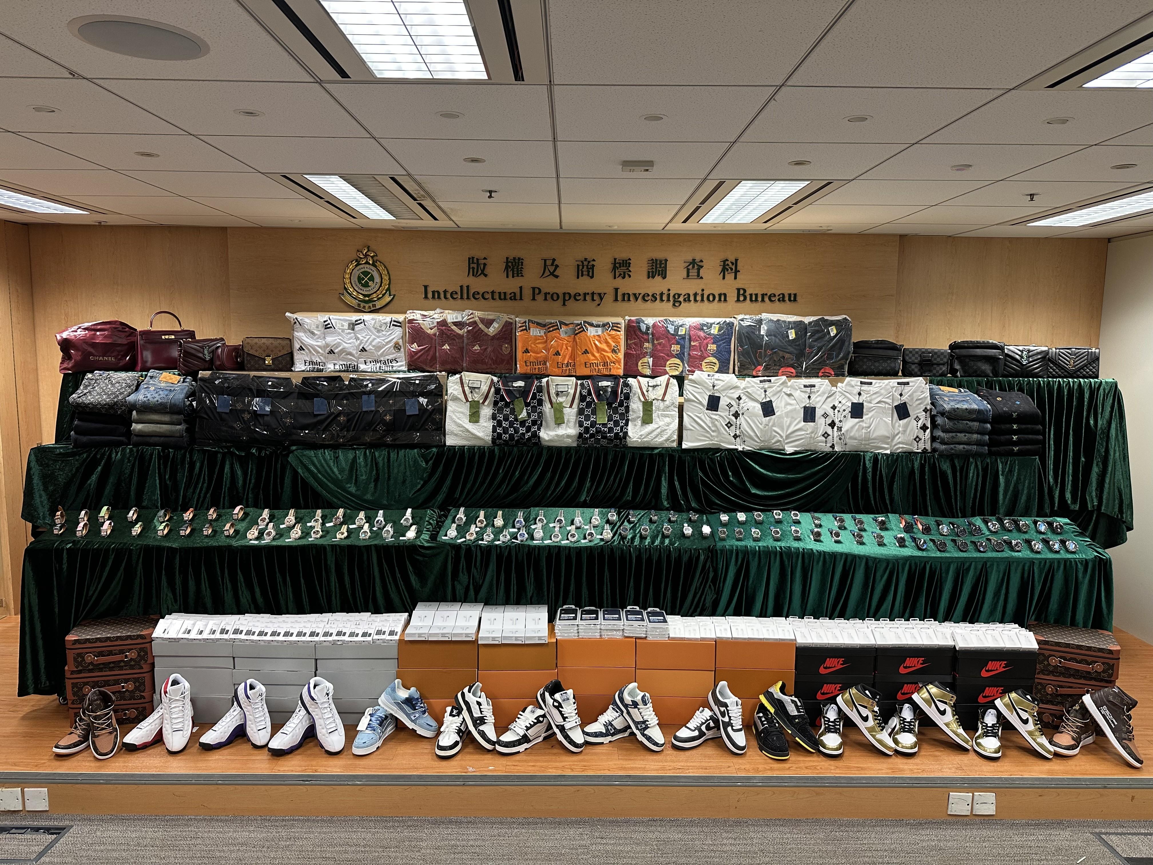 圖示檢獲的懷疑冒牌及走私貨物。(政府新聞處)