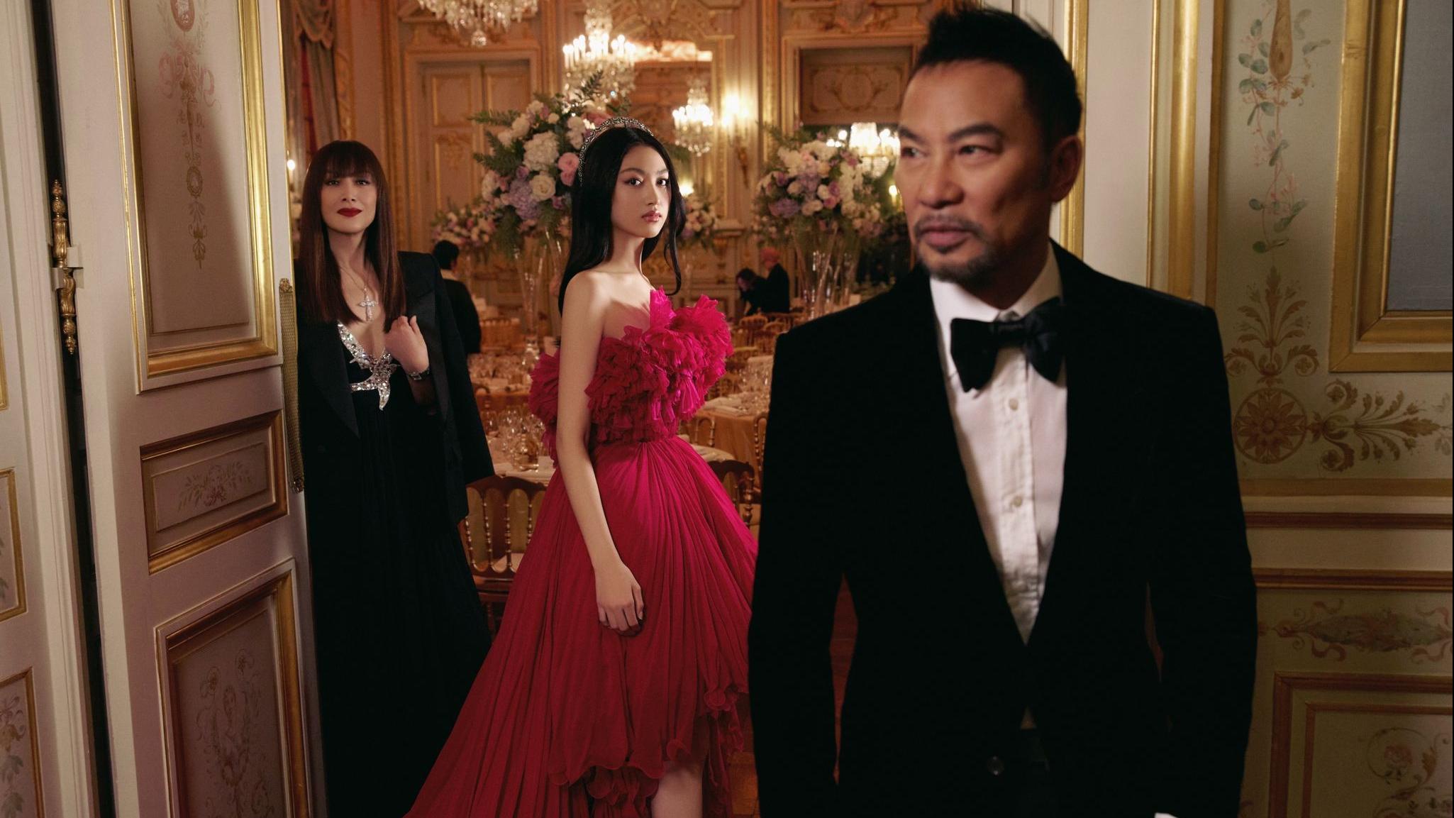 任晴佳盛裝出席巴黎名媛舞會 任達華苦練華爾茲為愛女伴舞