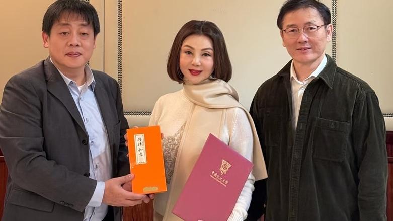 謝玲玲獲母校頒發成就獎 證書寫上本名「謝正陸」