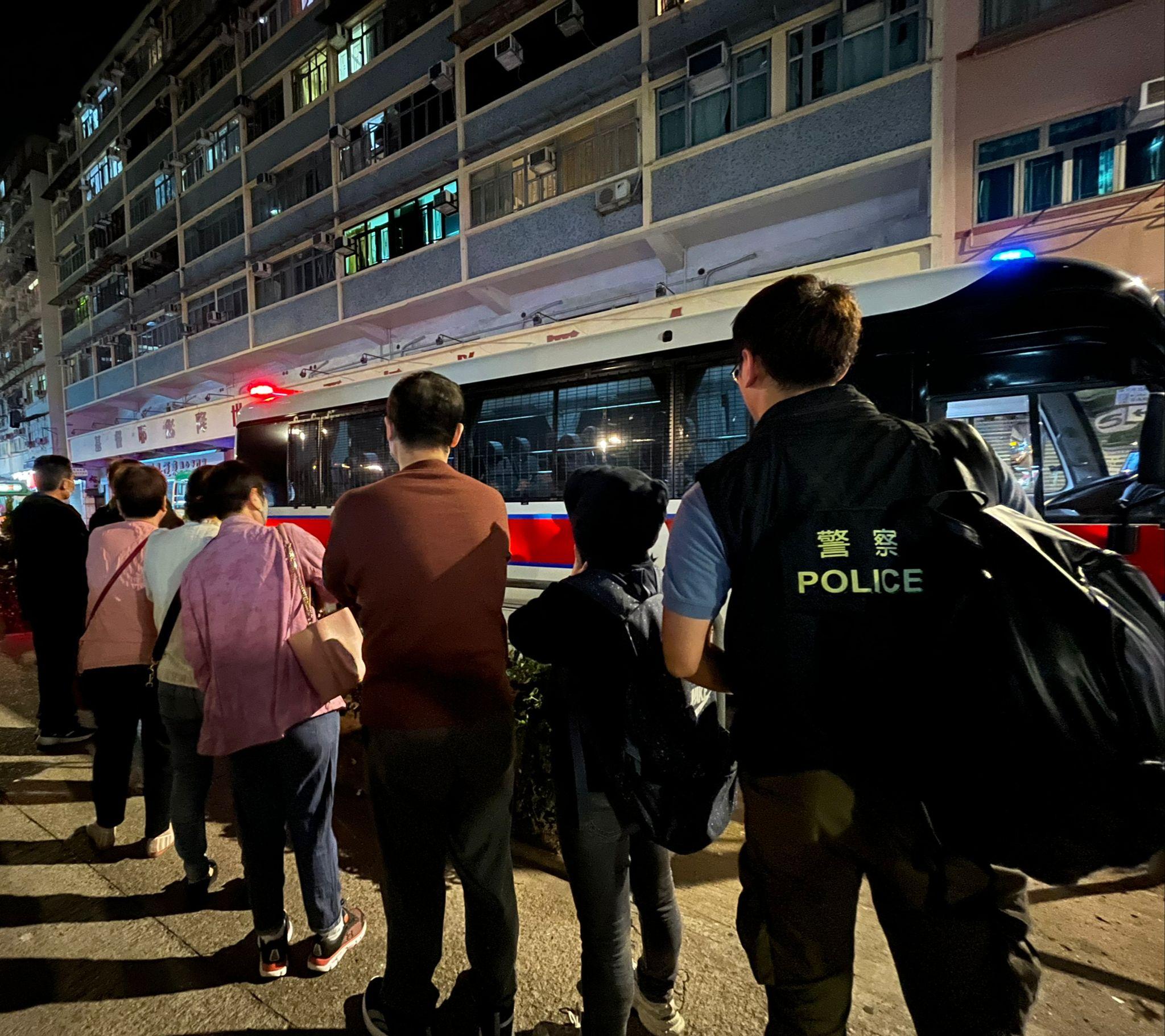 警黃大仙搗非法賭場拘9人 檢1.8萬元賭款及賭具 (警方圖片)