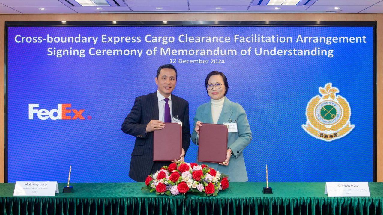 黃蕙荃（右）與聯邦快遞簽署「跨境快件清關便利安排」諒解備忘錄，進一步提高清關效率。（政府新聞處）