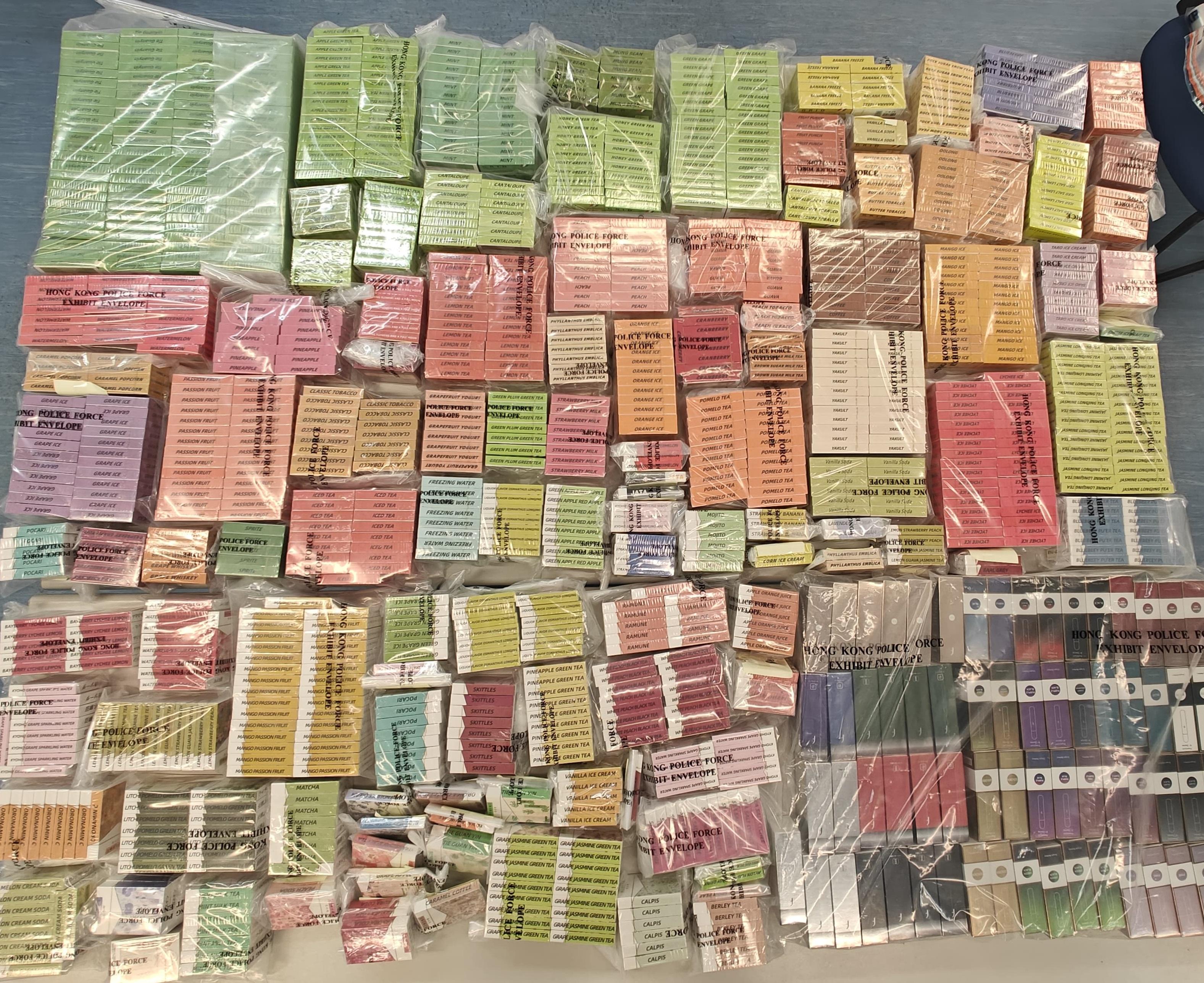 葵涌單位藏69電子煙槍及3300尼古丁煙彈　28歲男被捕 (警方圖片)