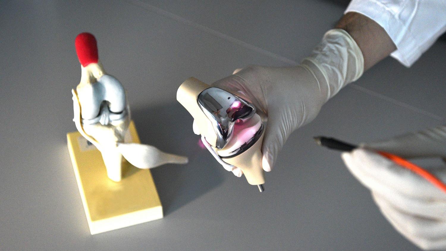 港大醫學院的研究團隊利用光電流以非侵入性方式調節免疫細胞，獨創的塗層經近紅外線照射時會產生光電信號，及時減輕急性炎症，促進骨骼與植入物融合。