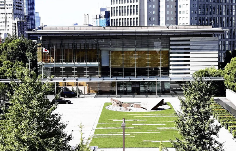 日本首相官邸(圖)一名事務官因涉嫌性侵兩名初中女生，被警方拘捕。(網上圖片)