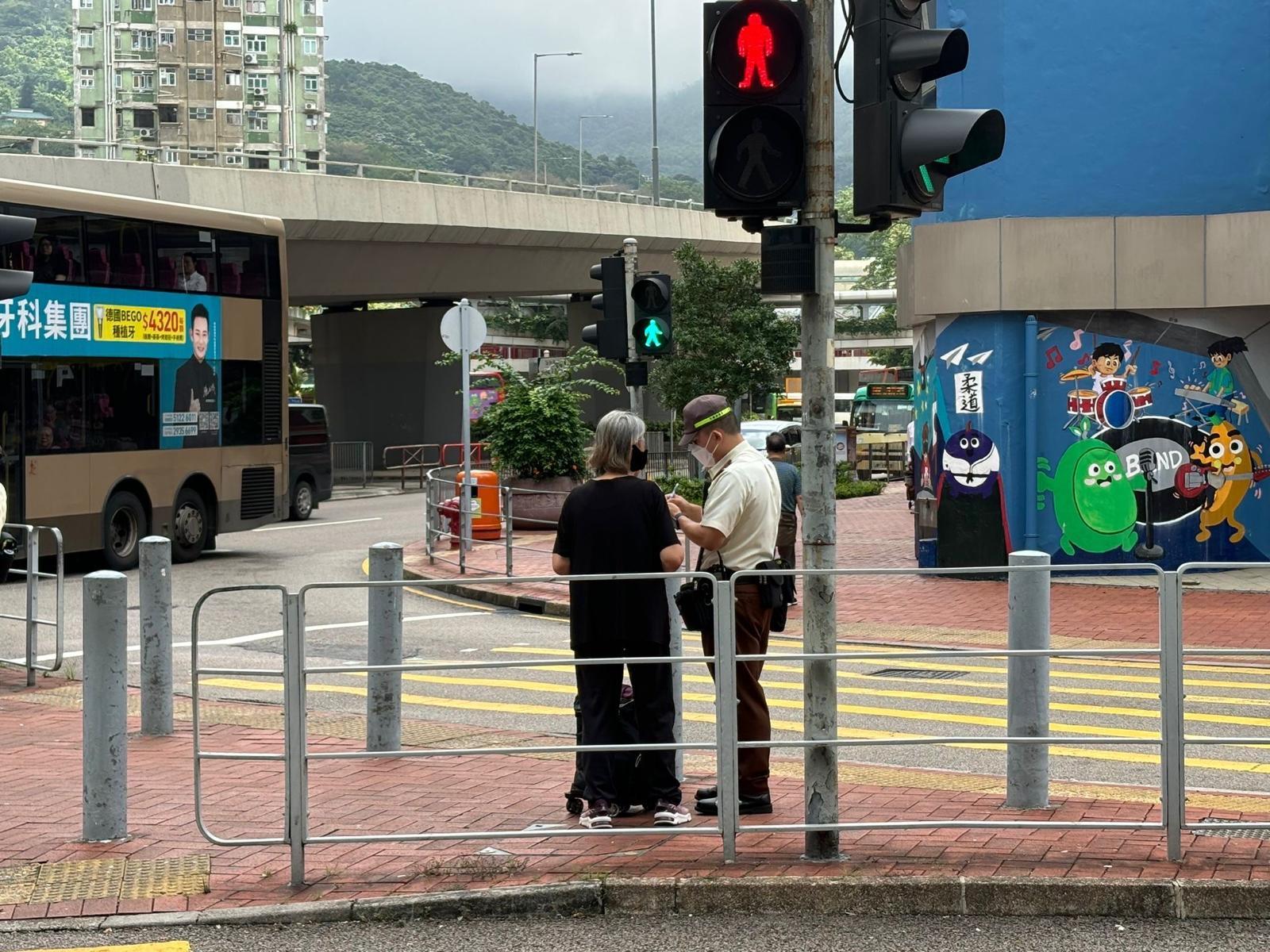 荃灣交通日發876張牛肉乾　另拘2電動單車車主 (警方圖片)