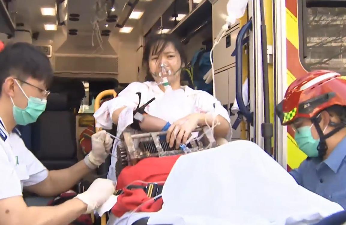 土瓜灣酒樓女工遭攪肉機夾手　連人帶機送院 (有線新聞畫面)