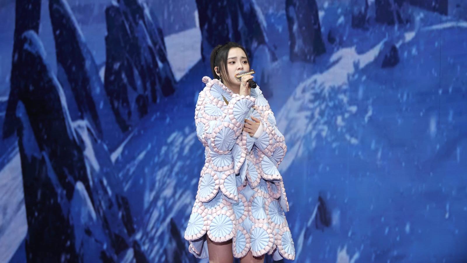 新城勁爆頒獎禮2024｜姚焯菲停學一年發展幕前 屋企被fans禮塞爆晒