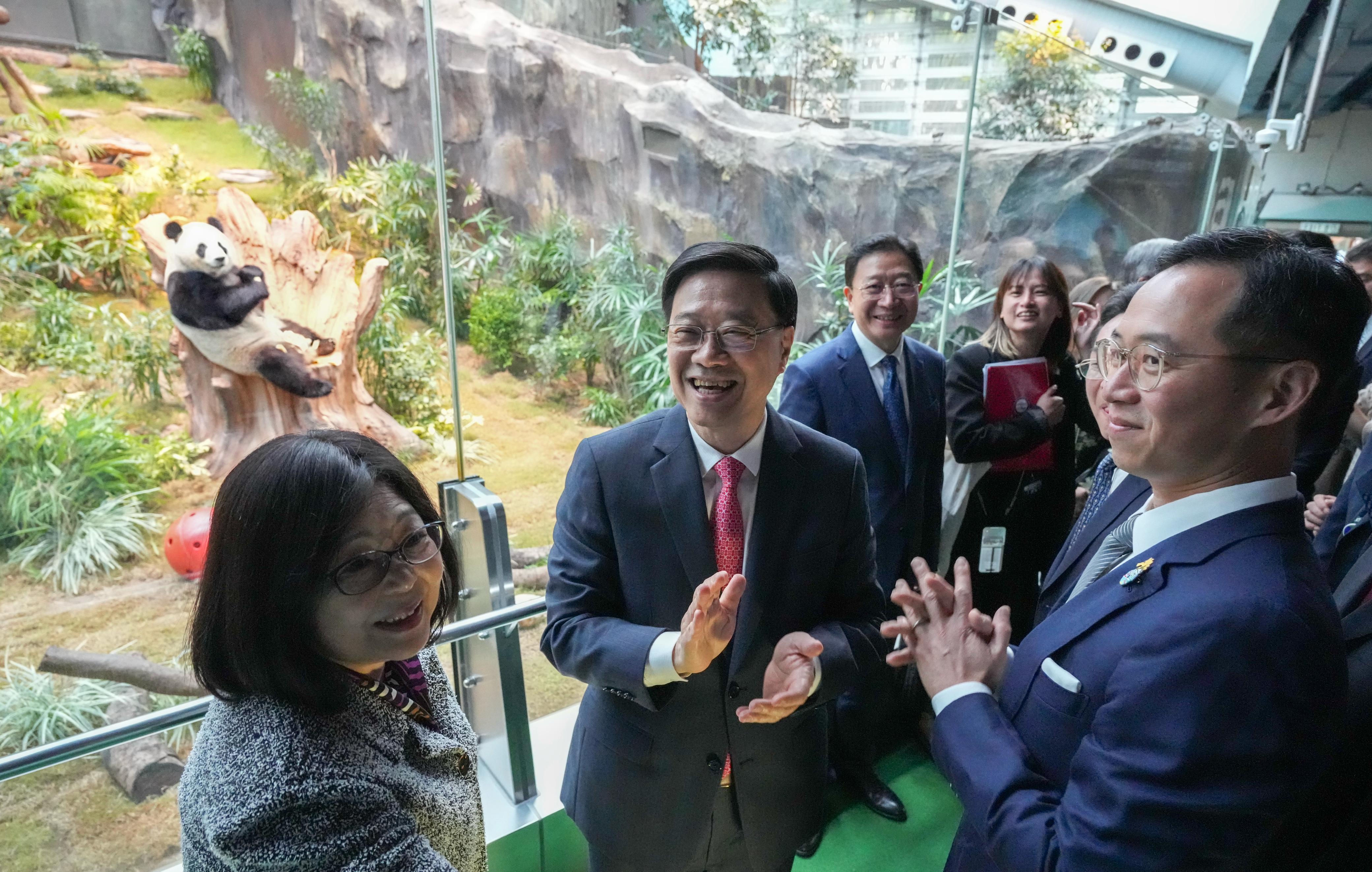 大熊貓｜中央贈港大熊貓採用原名「安安」「可可」　明日與公眾見面