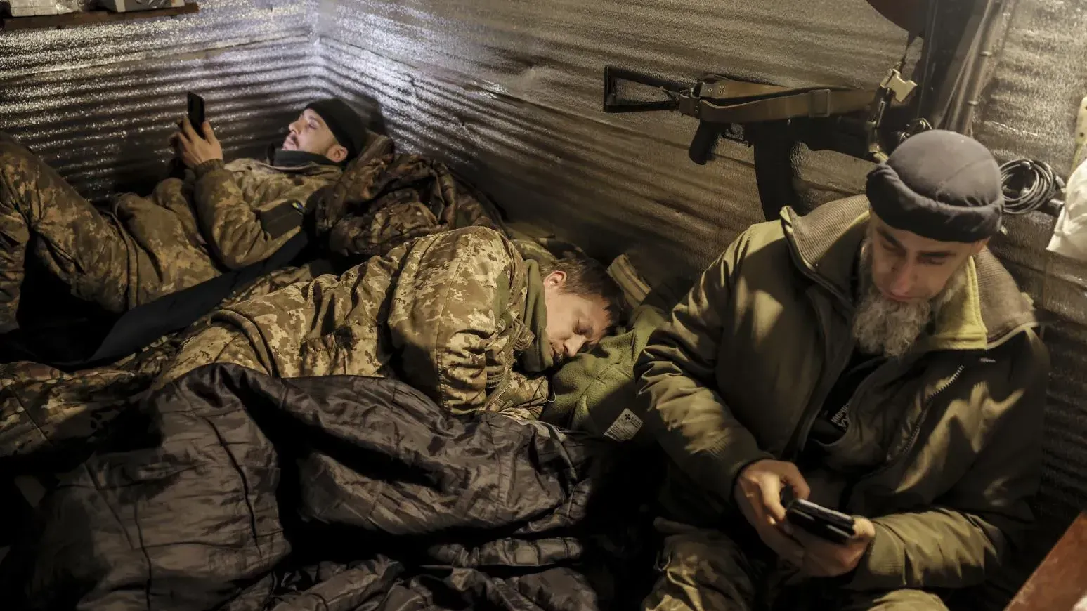 俄烏戰爭持續近3年。圖為烏克蘭軍人在戰爭間隙小憩。（圖/美聯社）