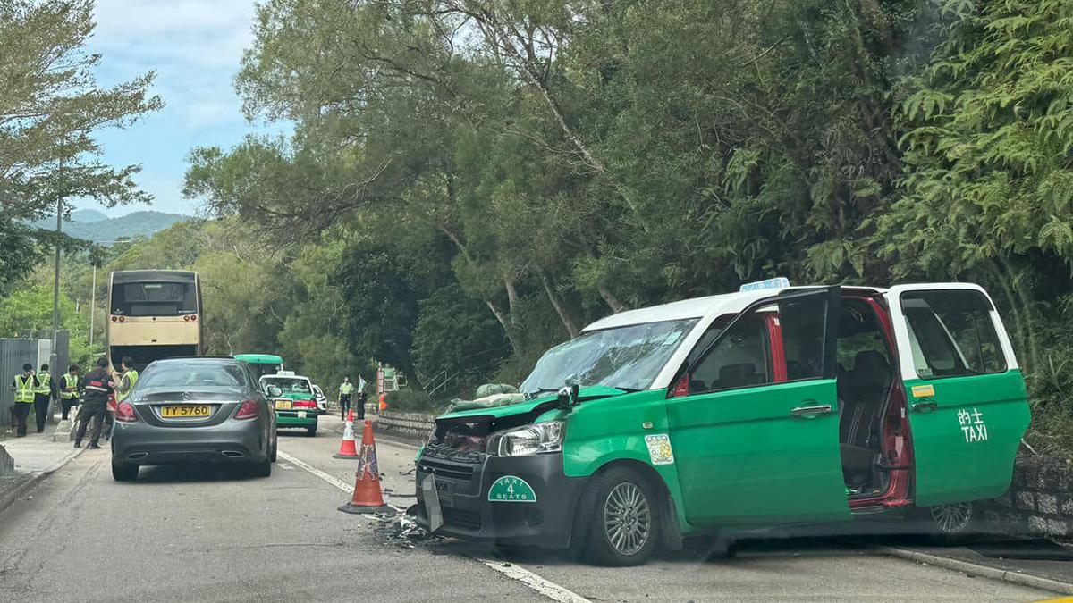 一輛新界的士在大網仔路與一輛九巴迎頭相撞。(網上圖片)