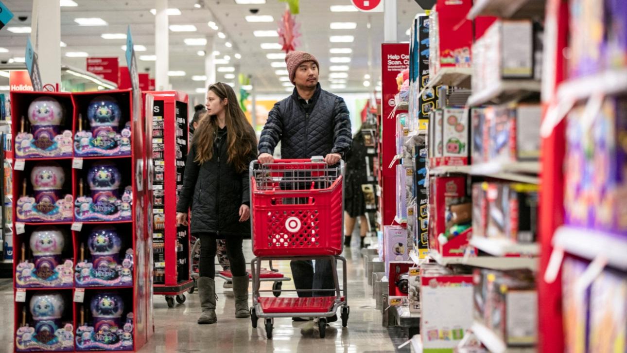 圖為美國民眾到超市購物。(資料圖片)