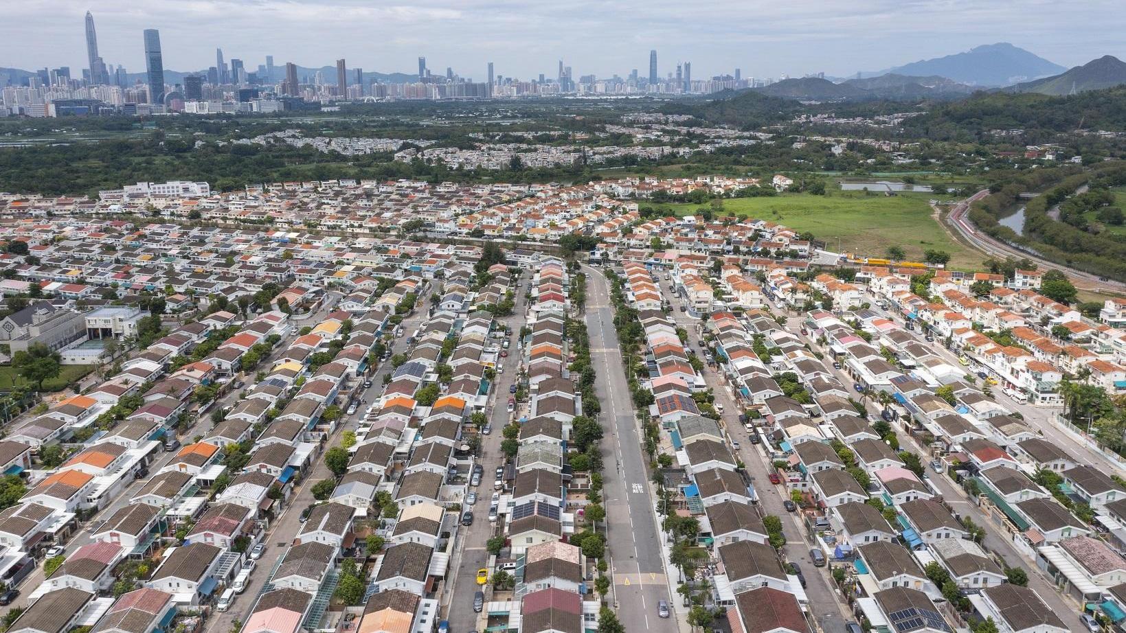 元朗老牌大型洋房屋苑錦綉花園，最新錄雙號屋成交，原業主帳面大賺5球離場。