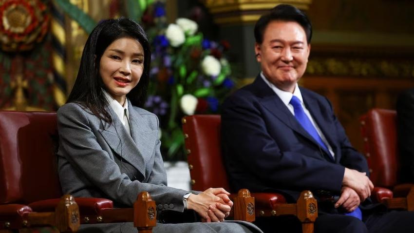 尹錫悅受妻子金建希連爆醜聞拖累，支持度持續低迷。(資料圖片)