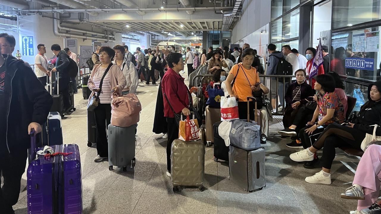 有內地旅客表示，第一次乘坐郵輪來港，整體體驗不錯，包括交通指示非常清晰。（港台圖片）