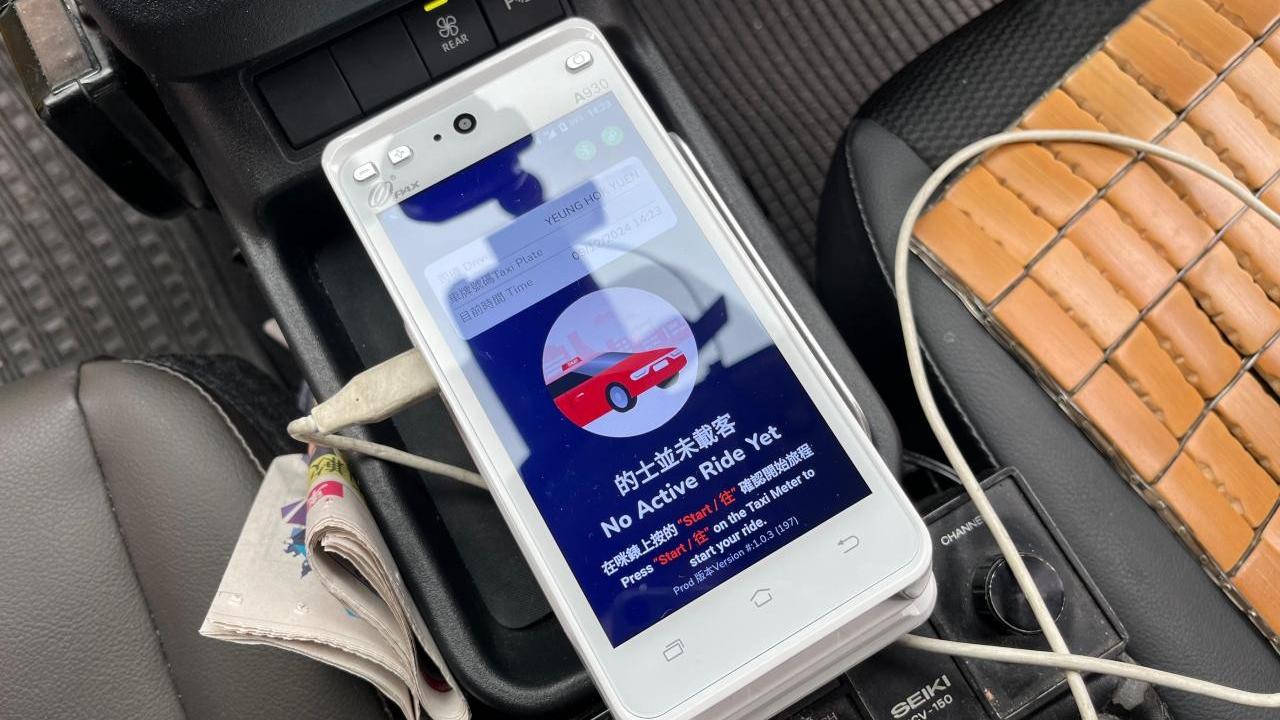 周國強說，目前已有逾1萬輛的士安裝八達通付款機，另外亦有約4千輛的士在早前有推廣時加裝其他電子支付方式。（港台圖片）