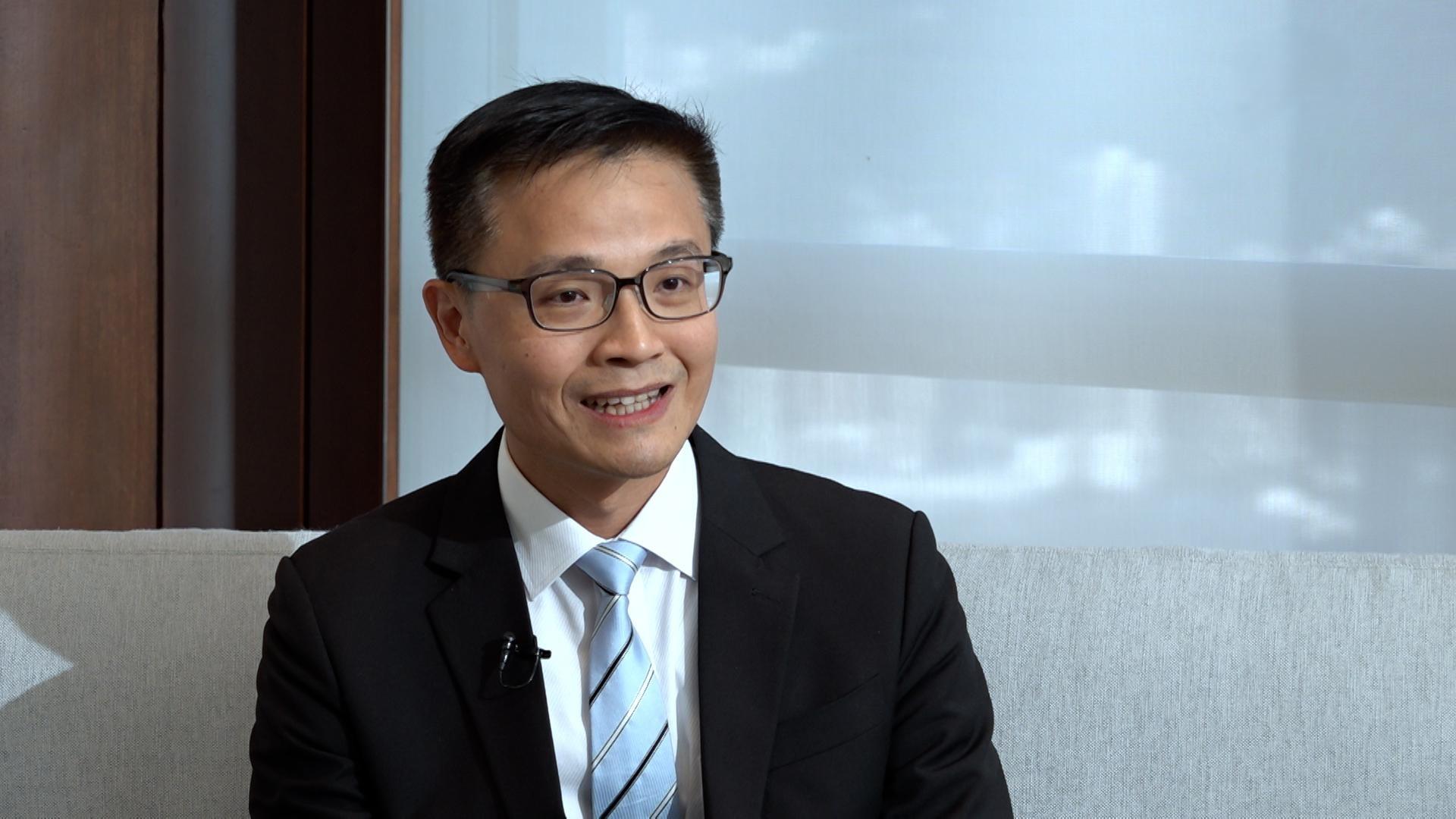 區毓麟說，「智安存」將逐步在明年推出，銀行要作大規模系統改動。（港台圖片）