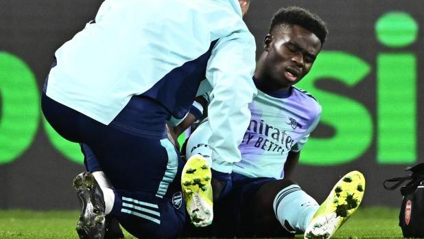 英超｜阿迪達稱布卡約沙卡（Bukayo Saka）拉傷大腿需休息多個星期。（路透社）