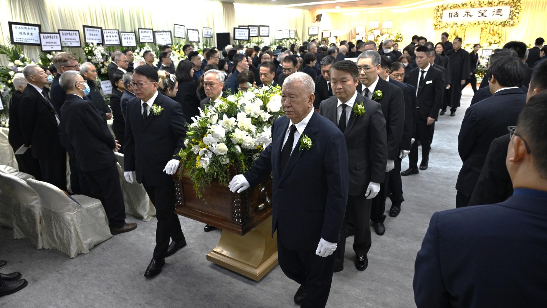 呂志和離世｜今午出殯 千名政商名人及市民致祭 接909個花牌