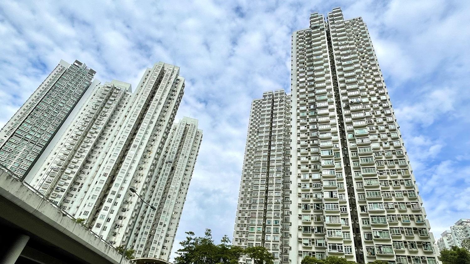 荃灣荃德花園兩房中層房，附有木系裝修兼價錢平市價6%，上車客斥328萬元承接。