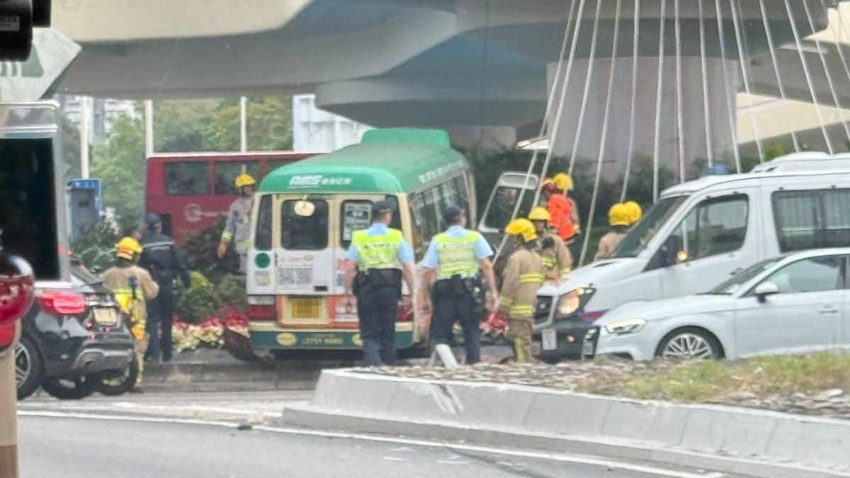 有專綫小巴懷疑失事剷上大圍迴旋處。(網上圖片)